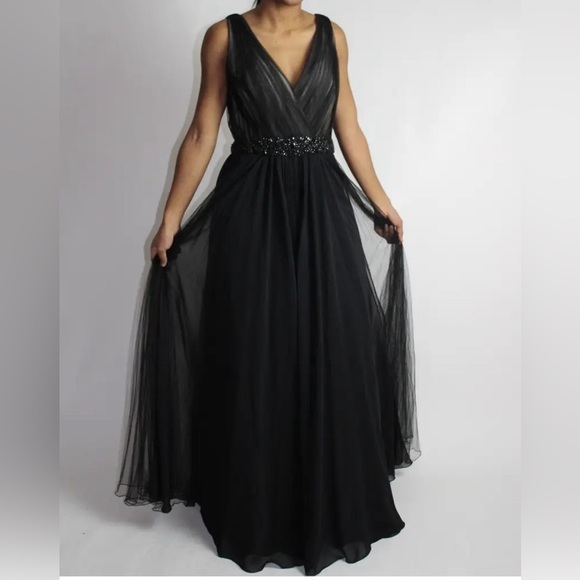 Badgley Mischka
Black Pleated Gown size 6 - Picture 3 of 12